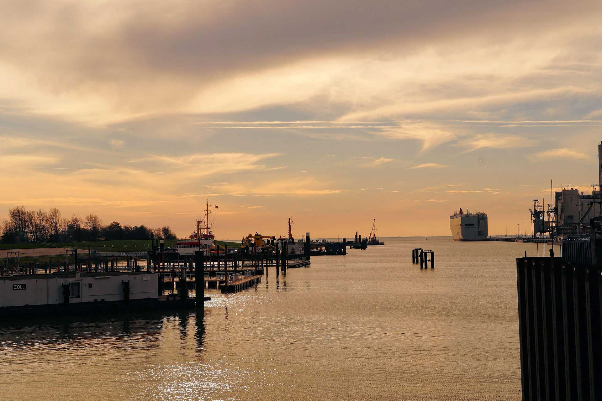 Emden mit seinem großen Hafen und vielen weiteren Sehenswürdigkeiten ist von Greetsiel immer eine Reise wert.