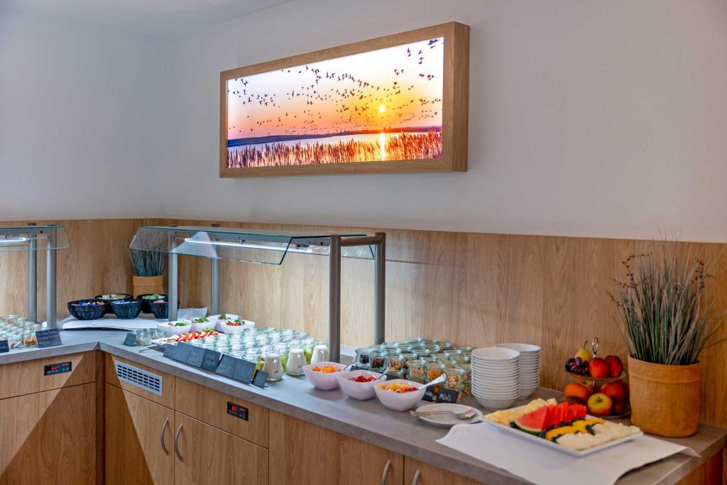 Auch für kulinarischen Genuss ist gesorgt: Täglich zwischen 8 und 11 Uhr erwartet Sie ein vielfältiges Frühstücksbuffet mit saisonalen und regionalen Spezialitäten. Bei jeder Buchung ist dieses reichhaltige Buffet im Preis inklusive.