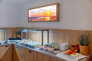 Auch für kulinarischen Genuss ist gesorgt: Täglich zwischen 8 und 11 Uhr erwartet Sie ein vielfältiges Frühstücksbuffet mit saisonalen und regionalen Spezialitäten. Bei jeder Buchung ist dieses reichhaltige Buffet im Preis inklusive.