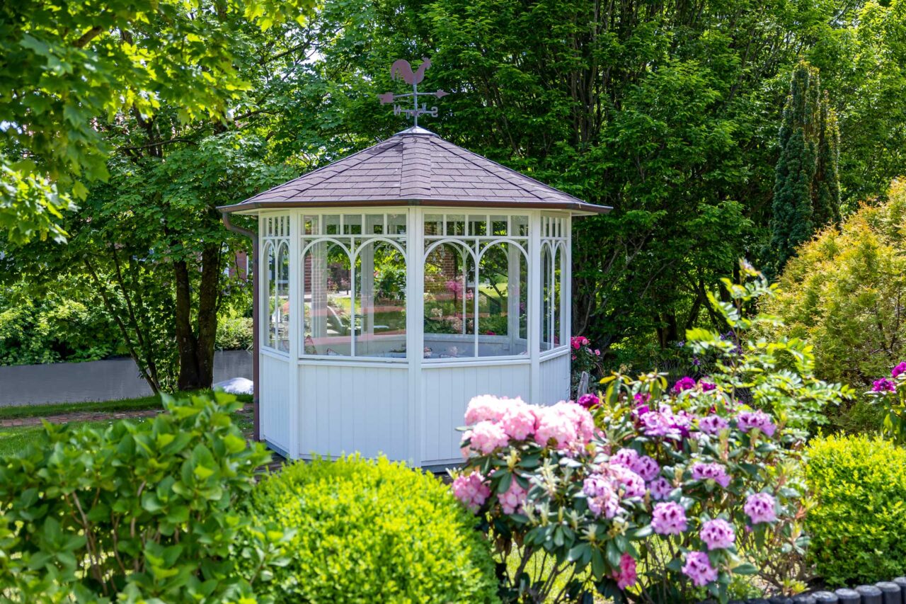 Genießen Sie ein exklusives Arrangement Ihrer Wahl in unserem wunderschönen Gartenpavillon mit traumhaftem Blick auf das Greetsieler Sieltief.