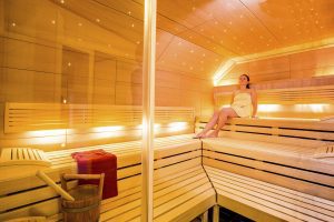 Neben einem ungefähr 5 mal 10 Meter großen Schwimmbecken mit einer Wassertemperatur von angenehmen 28 Grad Celsius finden Sie im Wellnessbereich des Hotels auch mehrere gemütliche Liegen zur Entspannung nach dem Saunagang oder Schwimmen. Das Schwimmbad ist rund um die Uhr für Sie geöffnet, so kommen auch Frühaufsteher und Nachteulen voll auf Ihre Kosten. Darüber hinaus können Sie die finnische Sauna, welche täglich zwischen 8 und 22 Uhr individuell für Sie eingeschaltet wird, besuchen. Ein weiteres Highlight ist die Tiefenwärme spendende Infrarotkabine. Ebenfalls können Sie sich vom faszinierenden Sternenhimmel über dem Schwimmbad bezaubern lassen.