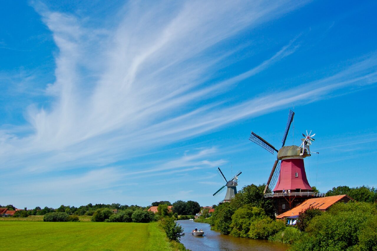 Die schnellen Wege um Greetsiel machen Sie flexibel: Dabei ist völlig egal ob Sie im Hotel einen Kurzurlaub verbringen oder auch länger zu Gast sind: Für ausreichend Abwechslung ist immer gesorgt. Ein feststehendes Ausflugsziel während Ihres Wochenend-Urlaubs oder Ihrem längeren Aufenthalt sollten unbedingt die Zwillingsmühlen als wohl das bekannteste Wahrzeichen von Greetsiel und Umgebung sein.