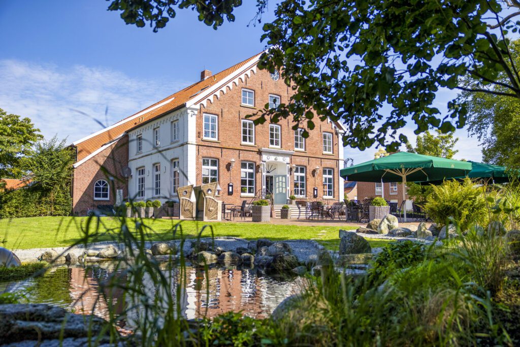 Greetsiel, ein malerisches Fischerdorf an der ostfriesischen Nordseeküste, hält ein gut gehütetes Geheimnis bereit: Das Landhaus Steinfeld. Hier erwartet Sie ein charmantes Hideaway, das Ruhe, Erholung und ostfriesische Gastfreundschaft in Perfektion bietet. Tauchen Sie ein in die einzigartige Atmosphäre dieses versteckten Juwels, das fernab von Trubel und Hektik seine Türen für Sie öffnet.