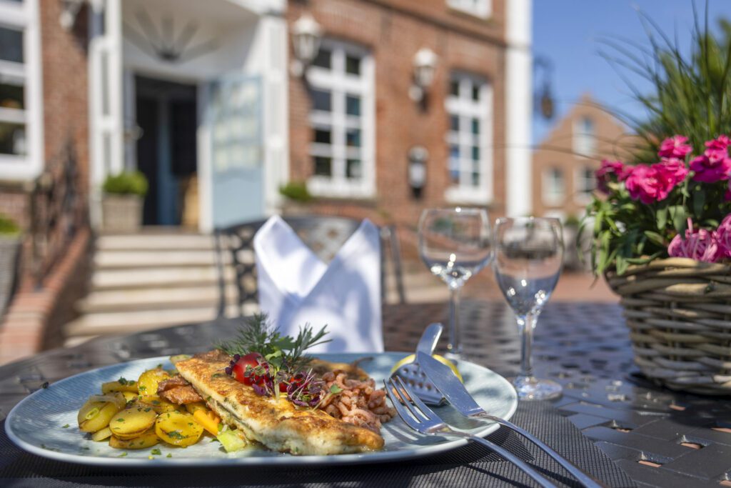 Unsere Küchenchefs sind stets bestrebt, neue kulinarische Kreationen zu entwickeln und traditionelle Gerichte mit einem modernen Twist zu präsentieren. Deshalb bieten wir regelmäßig wechselnde Empfehlungsgerichte an, damit Sie bei jedem Besuch unseres Restaurants eine neue kulinarische Erfahrung machen können. Die Auswahl reicht von kreativen Fischgerichten bis hin zu saftigen Steaks und vegetarischen Optionen. Die Gerichte sind so gestaltet, dass sie die Saison und die verfügbaren frischen Zutaten optimal nutzen. Um Ihre kulinarische Erfahrung abzurunden, haben wir eine sorgfältig kuratierte Weinkarte mit Weinen von renommierten Weingütern zusammengestellt. Unser aufmerksames Servicepersonal berät Sie gerne bei der Auswahl eines Weins, der perfekt zu Ihrem Gericht passt.