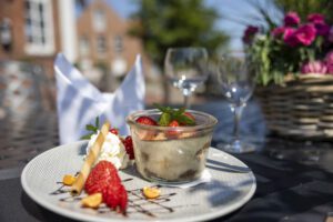 In Greetsiel und im Landhaus Steinfeld erwarten Sie kulinarische Genüsse, die die Vielfalt und Frische der ostfriesischen Region in den Mittelpunkt stellen. Unser Restaurant bietet die ideale Kulisse für romantische Abendessen zu zweit, fröhliche Feiern mit Freunden oder besondere Veranstaltungen. Wir sind stolz darauf, die Aromen der Nordsee und die Gastfreundschaft der Region in jedem Gericht und in jedem Serviceaspekt widerzuspiegeln. Entdecken Sie die Schönheit Greetsiels und ihre kulinarischen Genüsse im Landhaus Steinfeld. Wir freuen uns darauf, Sie bei uns willkommen zu heißen und Ihre Geschmacksknospen zu verwöhnen. Lassen Sie sich von der Leidenschaft für gutes Essen und das einzigartige Ambiente unseres Hauses begeistern.
