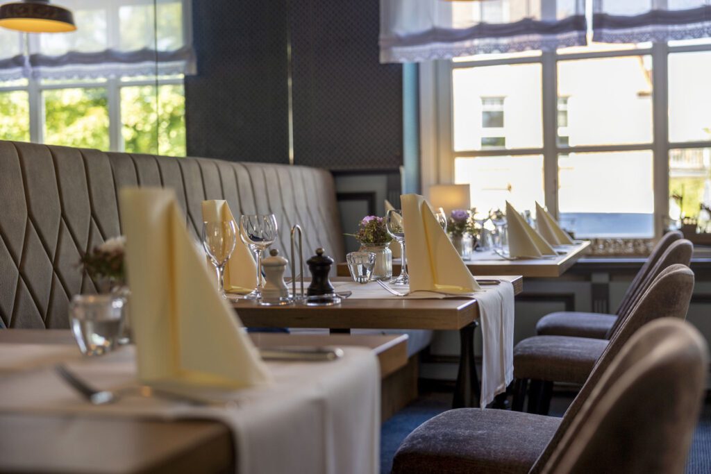 Es erwartet Sie ein Ambiente, das Eleganz und Gemütlichkeit vereint. Unsere Zimmer sind gemütlich gestaltet und bieten höchsten Komfort. Moderne Annehmlichkeiten wie Flachbildfernseher, kostenfreies WLAN und eine Minibar sind selbstverständlich. Wir legen großen Wert auf Details, um Ihnen einen unvergesslichen Aufenthalt zu bereiten.