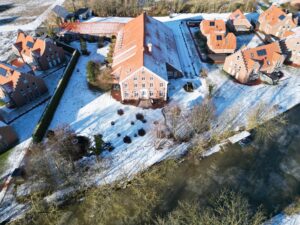 Der Winter an der Nordsee hat eine besondere Magie. Wenn die frische Meeresluft klar und kühl ist und die Landschaft in stiller Ruhe liegt, bietet das Landhaus Steinfeld den perfekten Ort, um sich zurückzuziehen und die kalte Jahreszeit zu genießen. Ein Winterurlaub in unserem 4-Sterne-Hotel bedeutet Entspannung, Gemütlichkeit und Wohlfühlmomente in einer einzigartigen Umgebung.