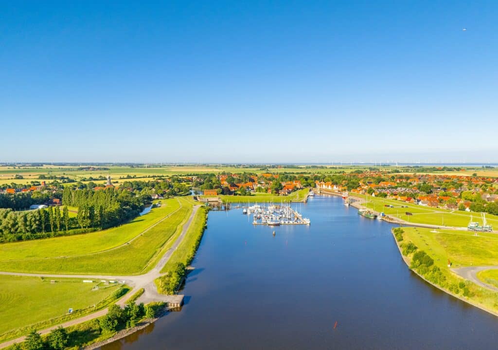 Ein Fahrradurlaub in Greetsiel ist ideal für alle, die Bewegung, Natur und Erholung miteinander verbinden möchten. Die ostfriesische Nordseeküste bietet flache, hervorragend ausgeschilderte Radwege entlang von Deichen, Sielen und durch idyllische Dörfer. Direkt vom Landhaus Steinfeld aus starten Sie Ihre Touren in eine der schönsten Radregionen Norddeutschlands.