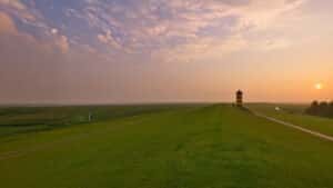 Ein Frühlingsurlaub in Greetsiel ist die perfekte Zeit, um dem Alltag zu entfliehen. Die Natur erwacht, die Tage werden länger und die frische Nordseeluft sorgt für neue Energie. Spaziergänge entlang des Siels oder durch den historischen Ortskern machen den Frühling an der Küste besonders reizvoll.