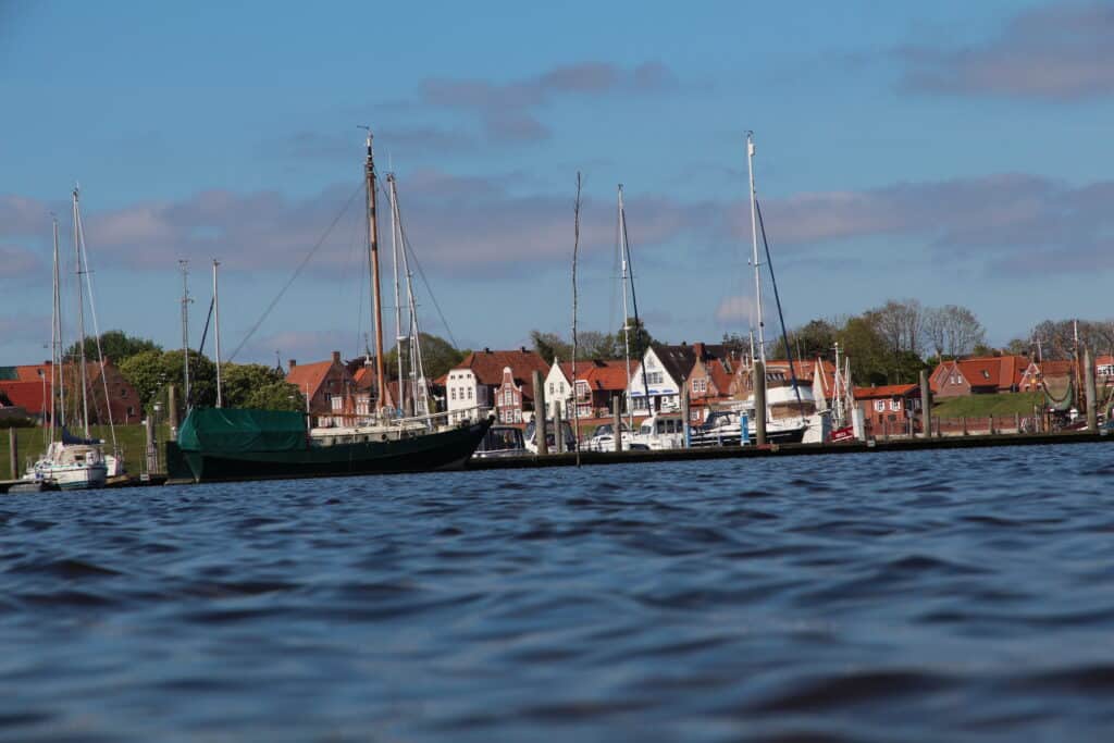 Greetsiel, das malerische Fischerdorf an der ostfriesischen Nordseeküste, ist ein perfektes Ziel für einen unvergesslichen Urlaub. Mit seinen historischen Gassen, den liebevoll restaurierten Giebelhäusern und dem charmanten Hafen strahlt das Dorf eine besondere Ruhe und Ursprünglichkeit aus. Im Landhaus Steinfeld, das direkt am Siel liegt, erleben Sie diese besondere Atmosphäre hautnah und finden den idealen Ausgangspunkt, um die Schönheit Greetsiels und der Umgebung zu entdecken.