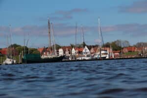 Greetsiel, das malerische Fischerdorf an der ostfriesischen Nordseeküste, ist ein perfektes Ziel für einen unvergesslichen Urlaub. Mit seinen historischen Gassen, den liebevoll restaurierten Giebelhäusern und dem charmanten Hafen strahlt das Dorf eine besondere Ruhe und Ursprünglichkeit aus. Im Landhaus Steinfeld, das direkt am Siel liegt, erleben Sie diese besondere Atmosphäre hautnah und finden den idealen Ausgangspunkt, um die Schönheit Greetsiels und der Umgebung zu entdecken.