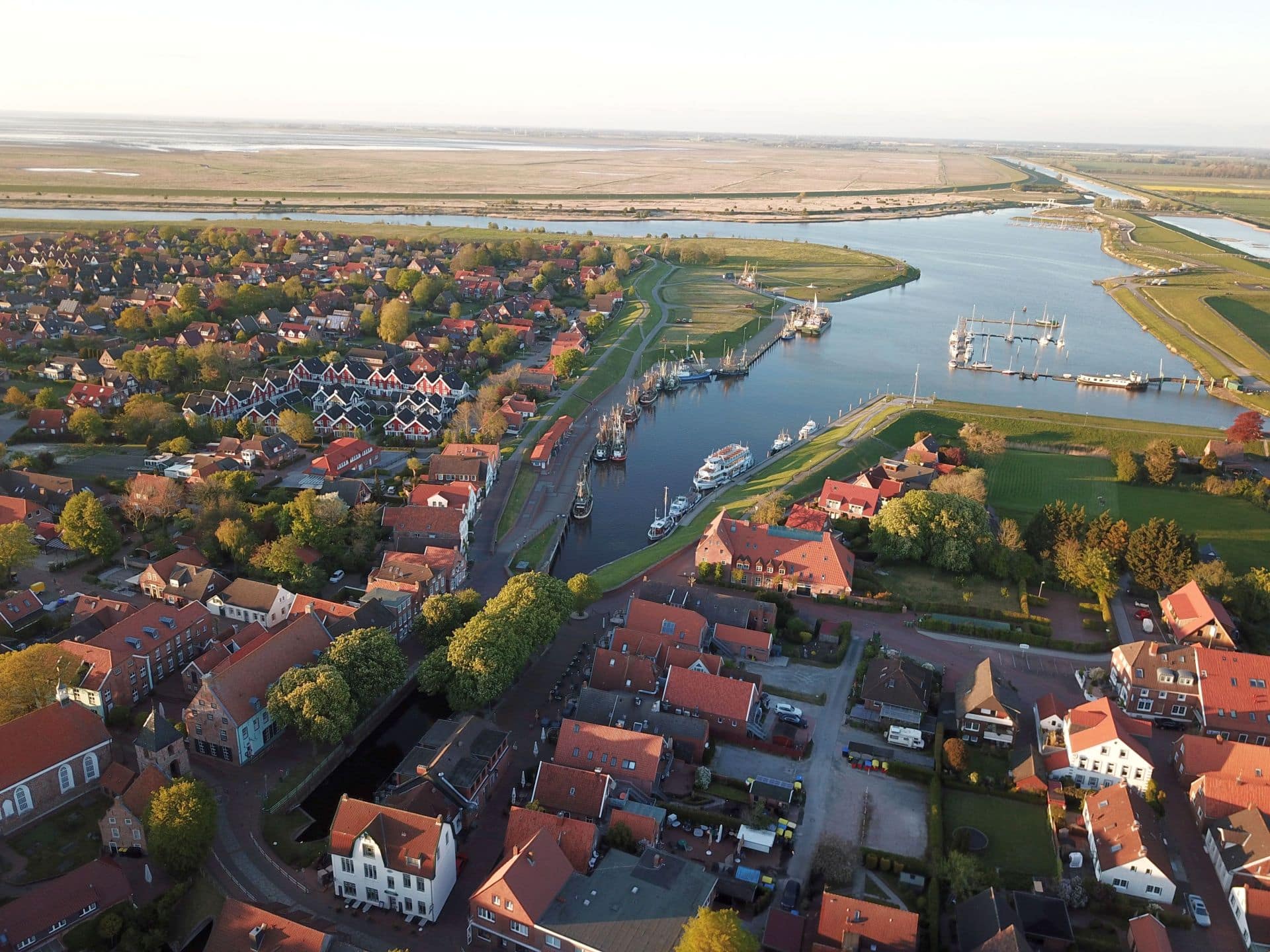 Wenn der Sommer langsam zu Ende geht, beginnt eine besonders schöne Zeit für einen Herbsturlaub in Ostfriesland. Die Luft wird klarer, die Landschaft zeigt sich in warmen Farben und an der Nordseeküste kehrt eine angenehme Ruhe ein. Wer Erholung, Natur und typisch ostfriesische Gemütlichkeit miteinander verbinden möchte, findet jetzt ideale Bedingungen für eine Auszeit.