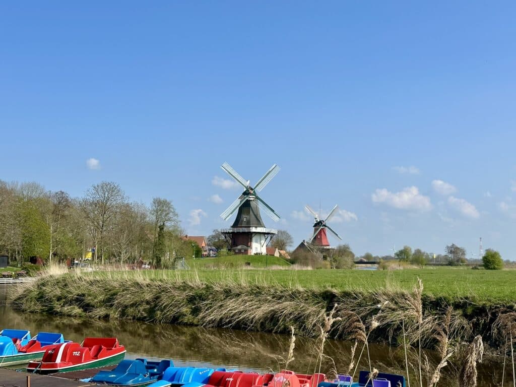 Ein Sommerurlaub in Greetsiel steht für Weite, frische Seeluft und entspannte Urlaubstage. Die Nähe zum Wattenmeer, der charmante Hafen und die idyllische Umgebung machen den Ort zu einem beliebten Reiseziel an der Nordseeküste.