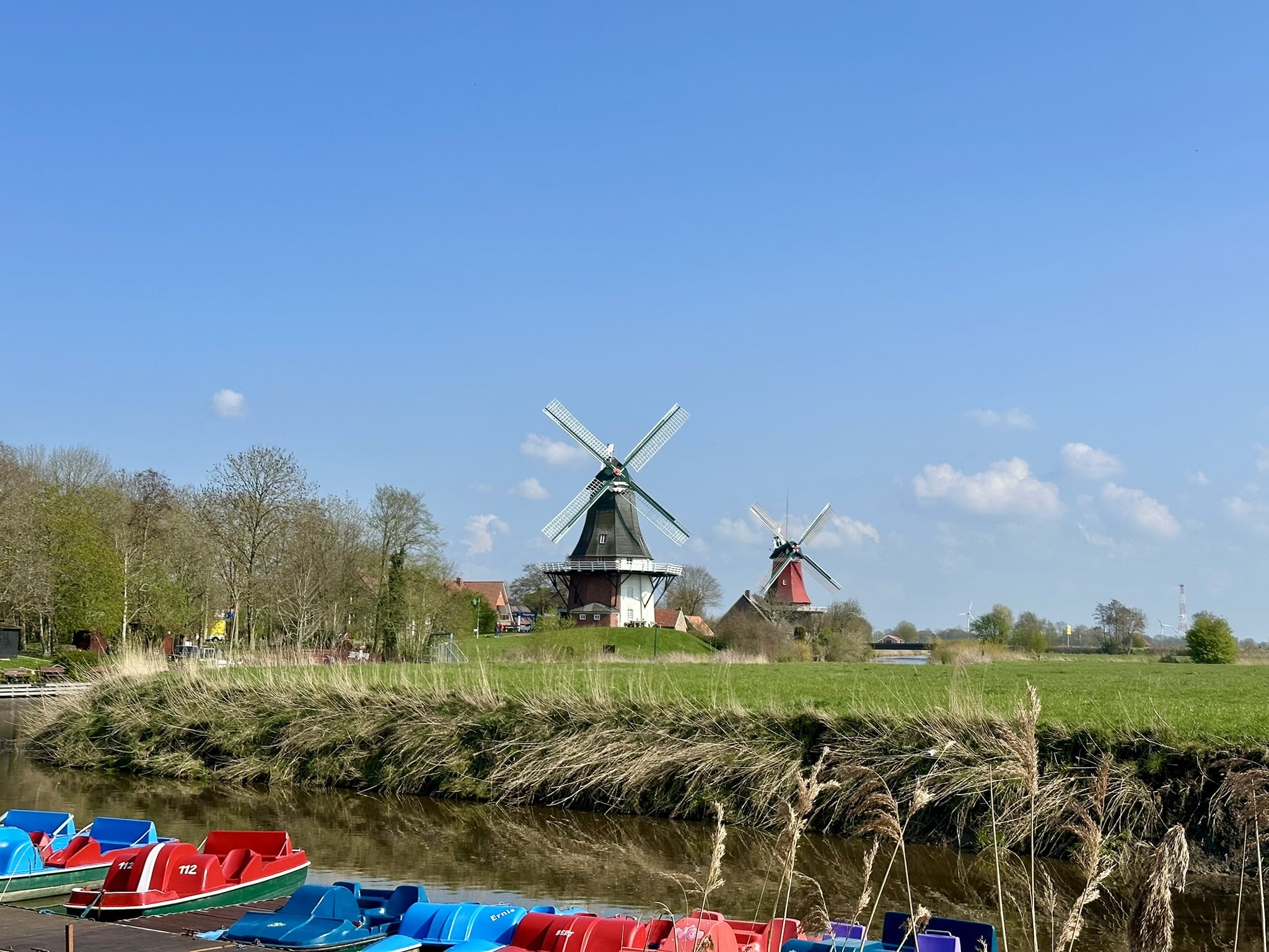 Ein Sommerurlaub in Greetsiel steht für Weite, frische Seeluft und entspannte Urlaubstage. Die Nähe zum Wattenmeer, der charmante Hafen und die idyllische Umgebung machen den Ort zu einem beliebten Reiseziel an der Nordseeküste.